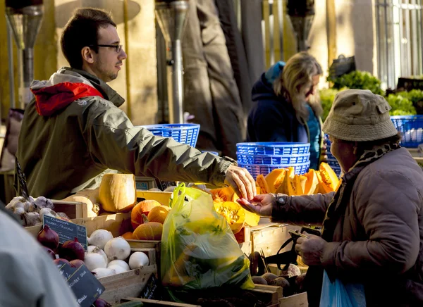 As pessoas locais compram legumes e frutas frescas no mercado local — Fotografia de Stock
