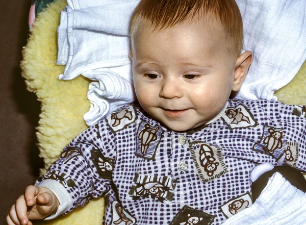 Söt pojke barnet ligger i en bärbar stol — Stockfoto