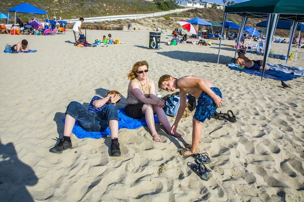 Les gens apprécient la plage — Photo