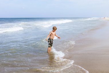 çocuk eğlence fırtınalı plaja sahiptir.