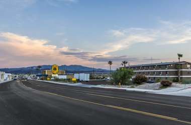 akşam Havasu Gölü şehir sınırında otoban ins