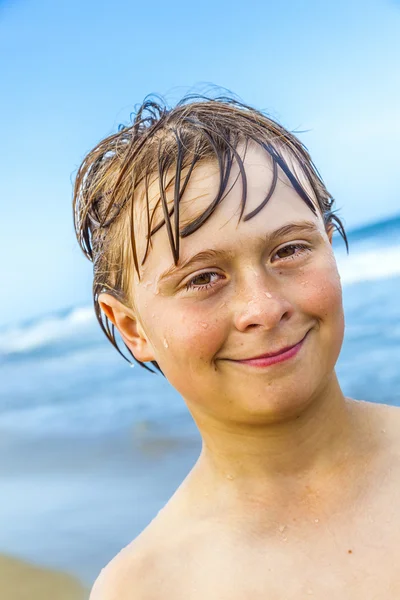 Caucasian teenage boy enjoys  the beach — Stock Photo, Image