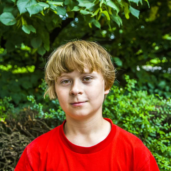 Heureux jeune garçon avec les yeux marron — Photo