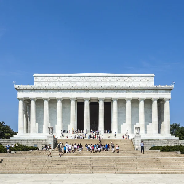 As pessoas visitam Lincoln Memorial — Fotografia de Stock