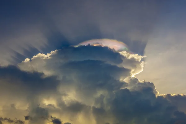 Ciel avec des nuages et des reflets lumineux prisma colorés — Photo