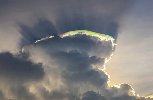 Céu com nuvens e reflexos de luz prisma colorido — Fotografia de Stock