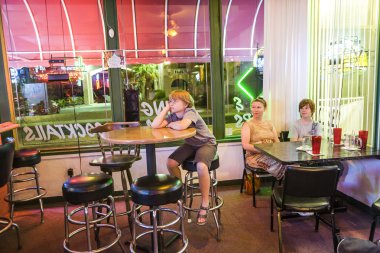 aile, Havas Gölü'nde tipik bir pizza restoranı ve Bar'ın keyfini çıkarıyor