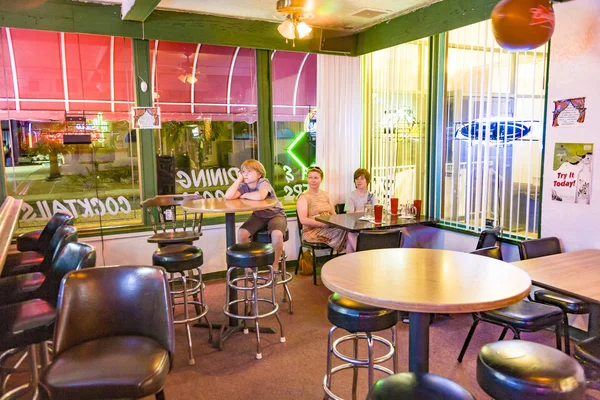 Familie geniet van de typische Pizza restaurant en bar in Lake Havas — Stockfoto