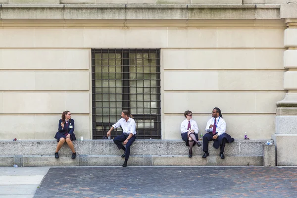 Les travailleurs du musée métropolitain font une pause au soleil — Photo