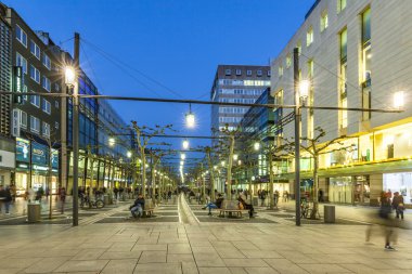 insanların Zeil akşam Frankfurt'ta yürümek