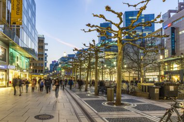 insanların Zeil akşam Frankfurt'ta yürümek