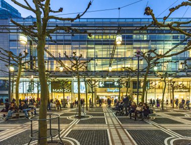 insanların Zeil akşam Frankfurt'ta yürümek