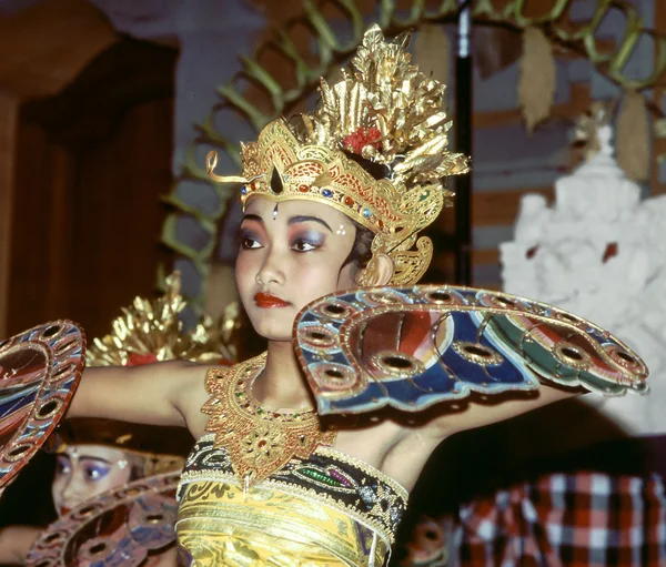 Penari sedang melakukan tarian potpurri indonesia untuk turis — Stok Foto