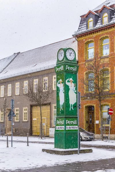 Karda çamaşır tozu için reklam ile eski clocktower — Stok fotoğraf