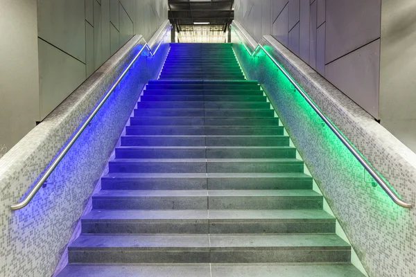 Oświetlone schody w stacji kolejowej podczas targów Luminale w Frank — Zdjęcie stockowe