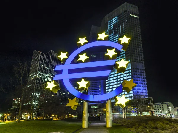 Oświetlone budynki i znak euro w nocy podczas Luminale w — Zdjęcie stockowe