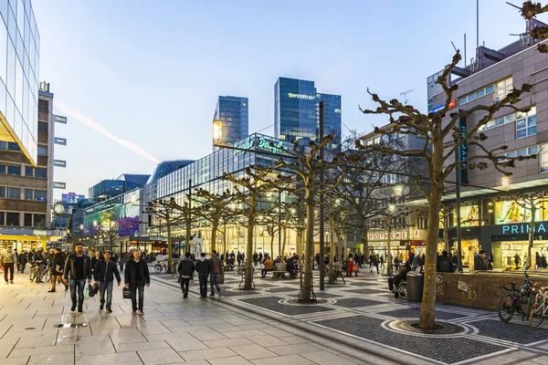 Menschen laufen abends in Frankfurt an der Zeil entlang — Stockfoto