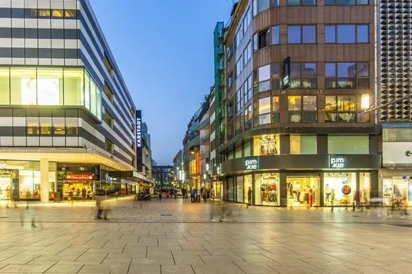 Ludzie spacerem wzdłuż Zeil wieczorem we Frankfurcie — Zdjęcie stockowe