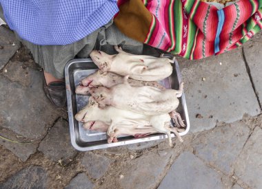 Yerel halkın guines domuz markette taze slaughered satıyor 