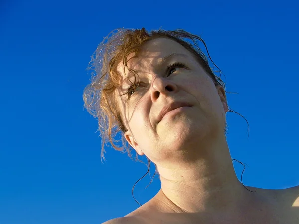 Mujer con el pelo rojo en la playa — Foto de Stock