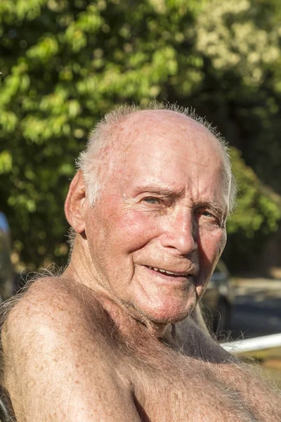 Senior sits in the chair in the garden — Stock Photo, Image