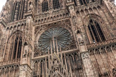 Ana etrance ve portal Cathedrale Notre-Dame de Strasbo görünümünü