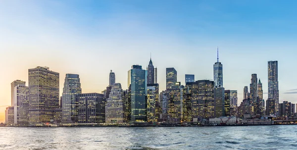 Manhattan centra městské pohled s Brooklynský most — Stock fotografie