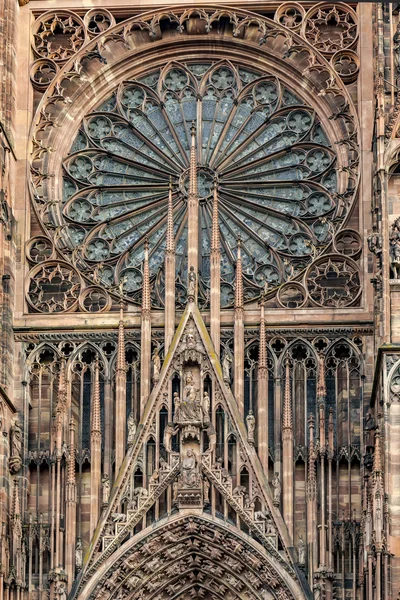 Hlavní etrance a portálu pohled katedrály Notre-Dame de Strasbo — Stock fotografie