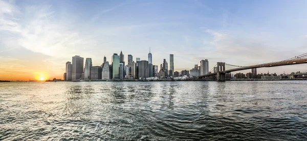 Центр Манхэттена вид на город с Бруклинского моста — стоковое фото