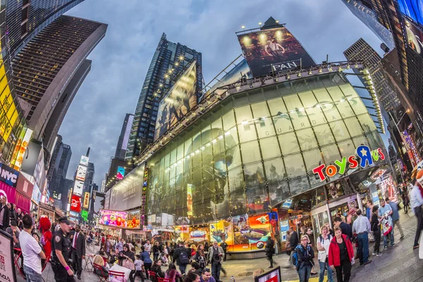 Ludzie odwiedzają placu Times Square, funkcjonalny z teatrów na Broadwayu i h — Zdjęcie stockowe