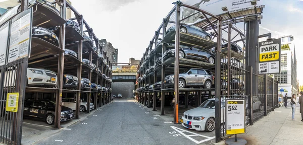 Garaje para coches con varias plantas en Manhattan, Nueva York — Foto de Stock