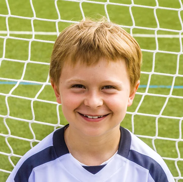 Jonge voetballer vormt trots — Stockfoto