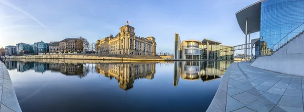 Reichstag com reflexão no rio Spree — Fotografia de Stock