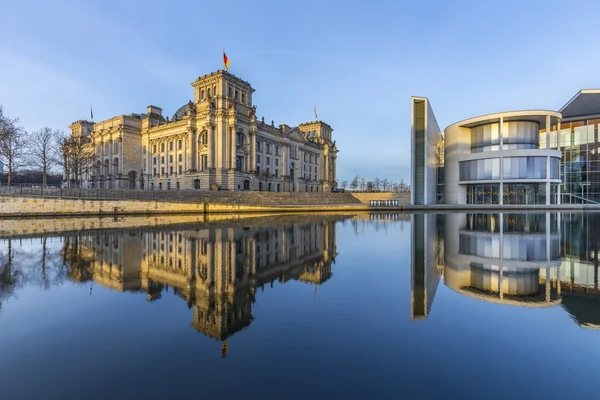 Reichstag con reflejo en el río Spree — Foto de Stock