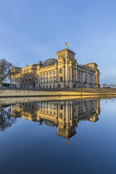 Rijksdag met reflectie in de rivier de Spree — Stockfoto