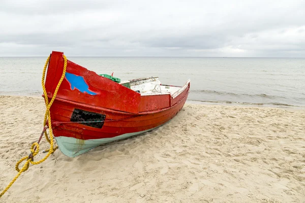 Old wooden fishermens ship at the beach — Stock Photo, Image