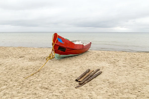 Viejo barco de pescadores de madera en la playa — Foto de Stock