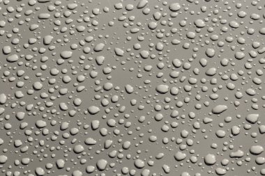 metal bir yüzeye su damlaları