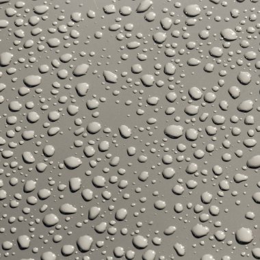 metal bir yüzeye su damlaları