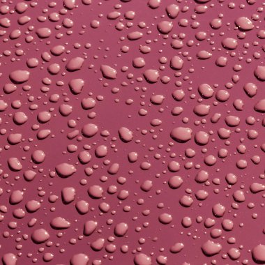 metal bir yüzeye su damlaları