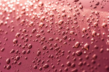 metal bir yüzeye su damlaları