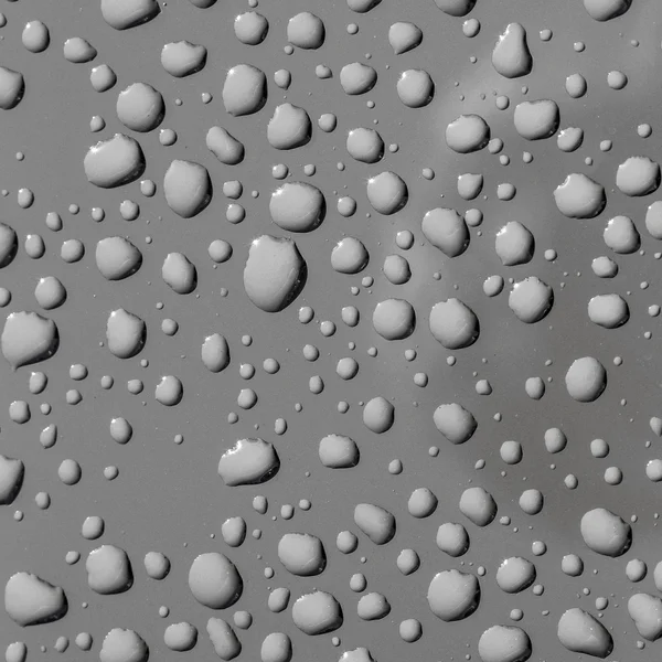 Waterdruppels op een metalen oppervlak — Stockfoto