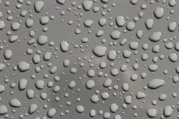 Gotas de agua sobre una superficie metálica —  Fotos de Stock