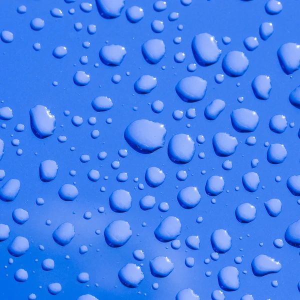 Vattendroppar på en metallisk yta — Stockfoto