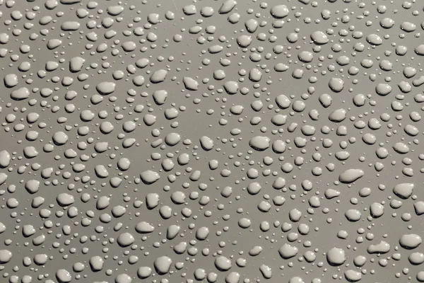 Vattendroppar på en metallisk yta — Stockfoto