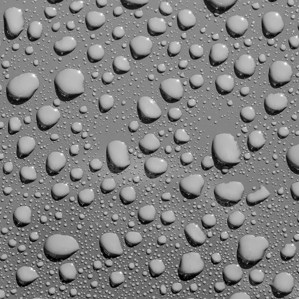 Gotas de agua sobre una superficie metálica — Foto de Stock