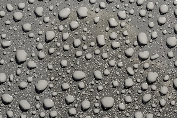 Gouttes d'eau sur une surface métallique — Photo