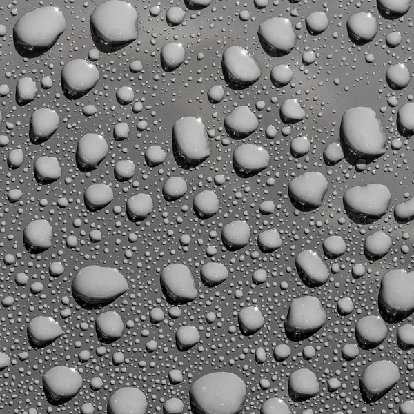 Gouttes d'eau sur une surface métallique — Photo