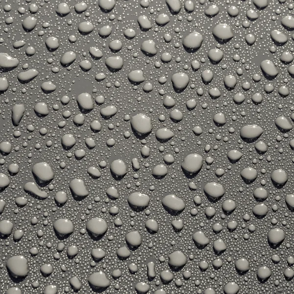 Gotas de agua sobre una superficie metálica —  Fotos de Stock