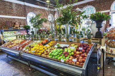 İnsanlar Washington'da süpermarkette alışveriş 